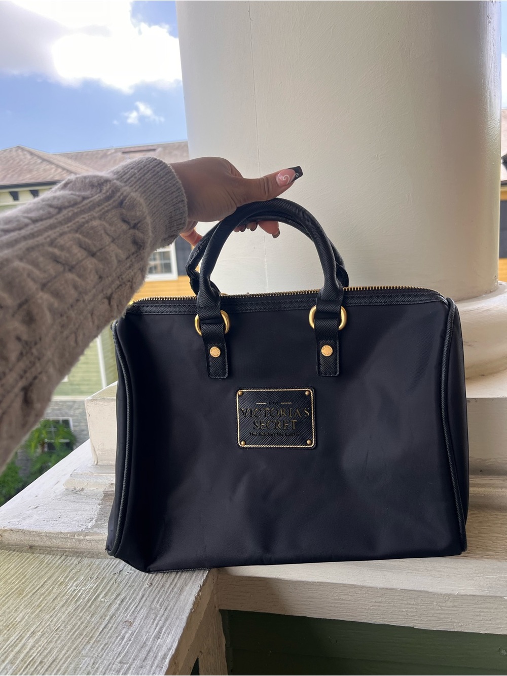 Victoria Secret - Y2K Medium sized black tote zipper purse w/gold accents
